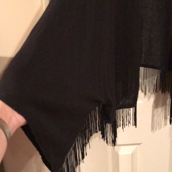 Lightweight knit cape w/fringe. - Picture 3 of 4